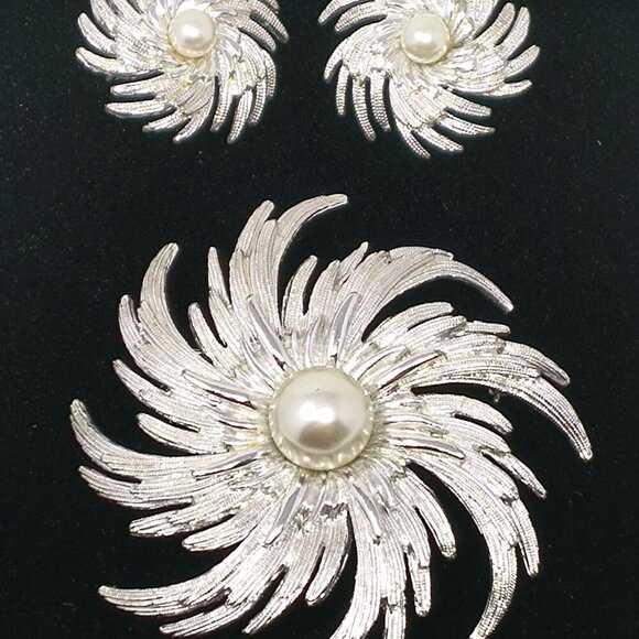Sarah Coventry Brooch and Clip-on Earrings Set 1950s Silver-tone Faux Pearl Swir - Picture 6 of 6